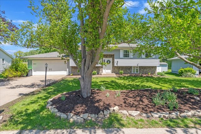 314 Crest Road, Eldridge, IA 52748