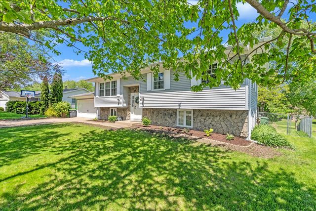 314 Crest Road, Eldridge, IA 52748