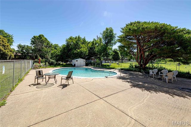 603 Rosetta Drive E, Florissant, MO 63031