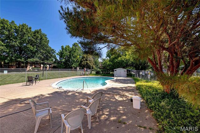 603 Rosetta Drive E, Florissant, MO 63031