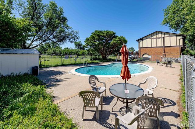 603 Rosetta Drive E, Florissant, MO 63031