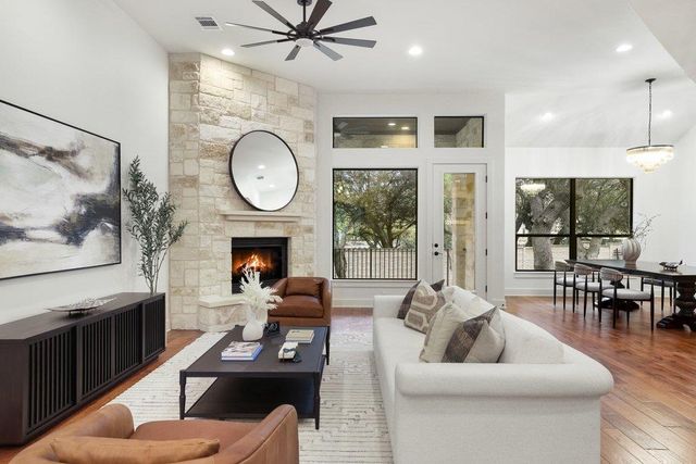 22 Cottondale RD, The Hills, TX 78738