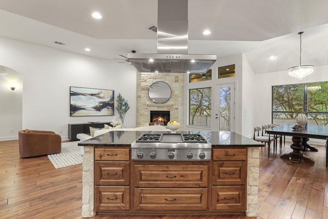 22 Cottondale RD, The Hills, TX 78738