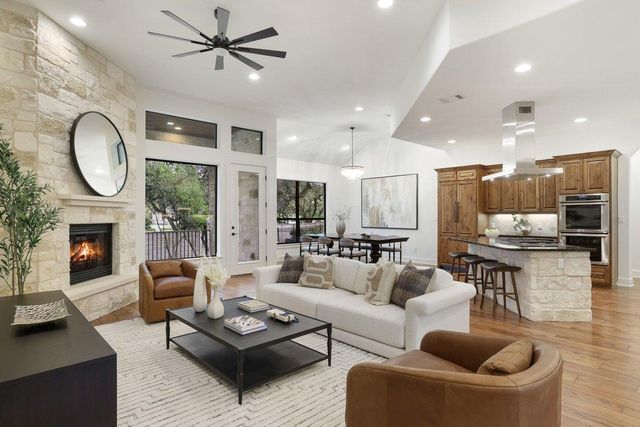 22 Cottondale RD, The Hills, TX 78738