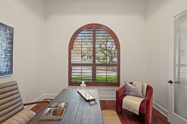 22 Cottondale RD, The Hills, TX 78738