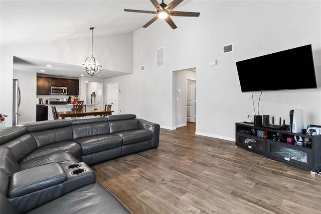 114 E Groves LN, Hutto, TX 78634