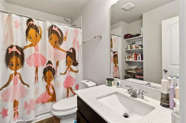 114 E Groves LN, Hutto, TX 78634