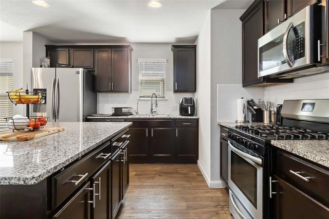 114 E Groves LN, Hutto, TX 78634