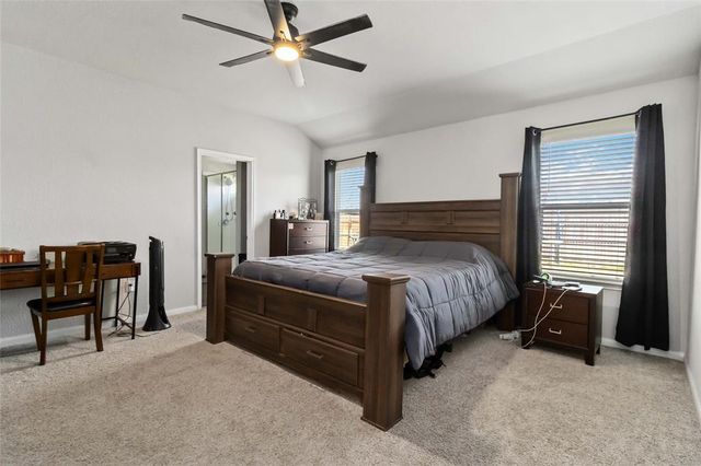 114 E Groves LN, Hutto, TX 78634