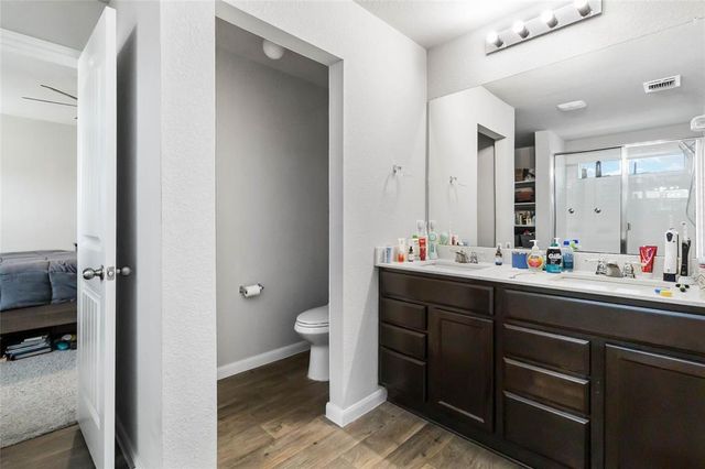 114 E Groves LN, Hutto, TX 78634
