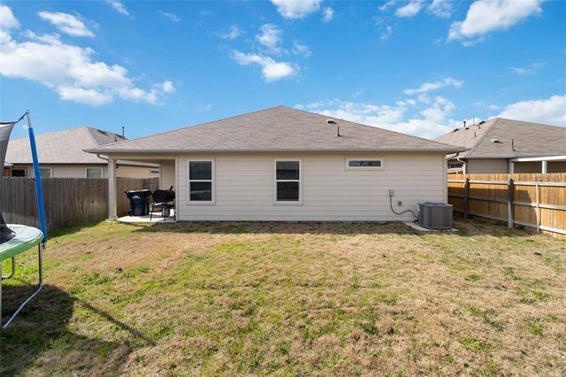 114 E Groves LN, Hutto, TX 78634