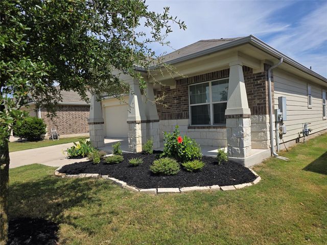 114 E Groves LN, Hutto, TX 78634