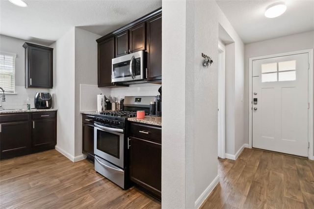 114 E Groves LN, Hutto, TX 78634