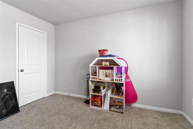 114 E Groves LN, Hutto, TX 78634