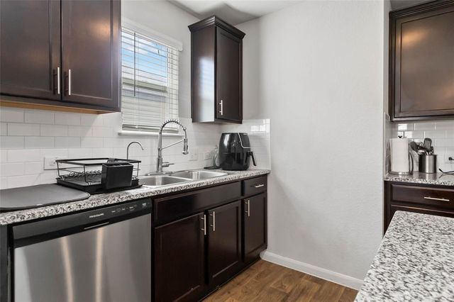 114 E Groves LN, Hutto, TX 78634