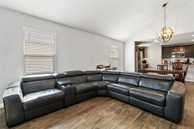 114 E Groves LN, Hutto, TX 78634