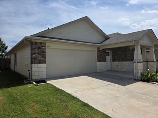 114 E Groves LN, Hutto, TX 78634