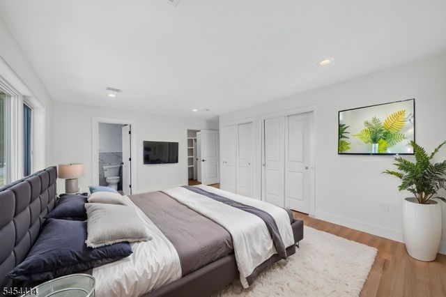 87 Echo Pl, Elmwood Park Boro, NJ 07407