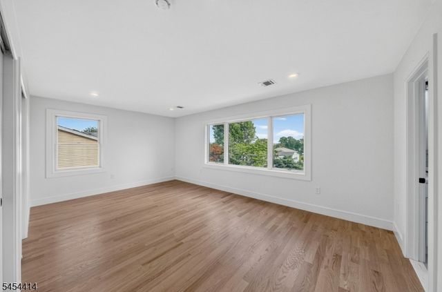 87 Echo Pl, Elmwood Park Boro, NJ 07407