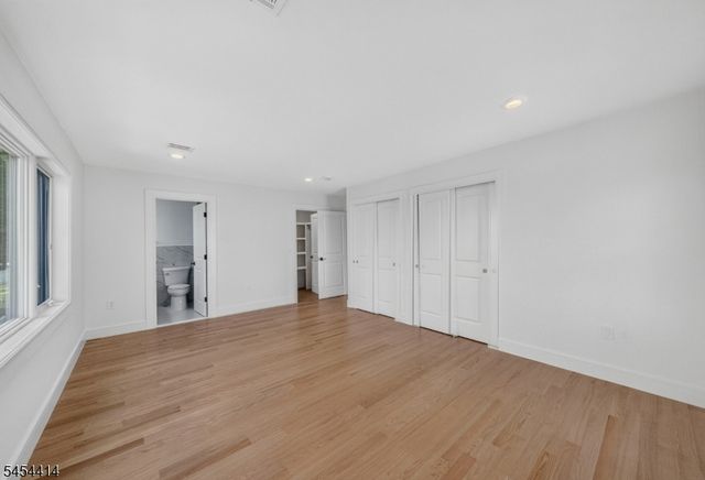 87 Echo Pl, Elmwood Park Boro, NJ 07407