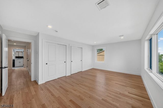 87 Echo Pl, Elmwood Park Boro, NJ 07407