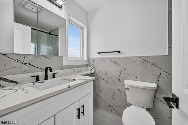 87 Echo Pl, Elmwood Park Boro, NJ 07407