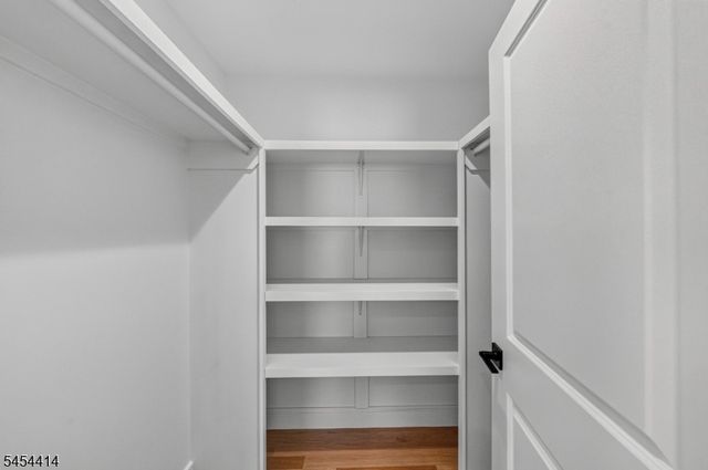 87 Echo Pl, Elmwood Park Boro, NJ 07407