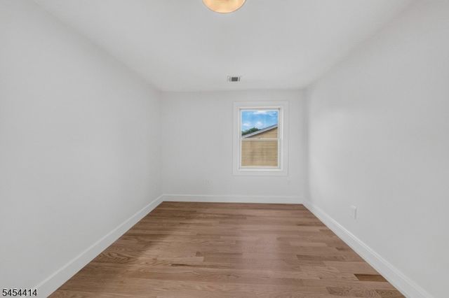 87 Echo Pl, Elmwood Park Boro, NJ 07407