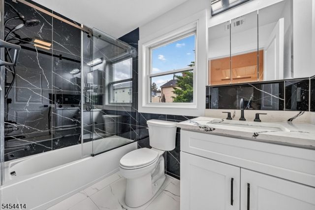 87 Echo Pl, Elmwood Park Boro, NJ 07407