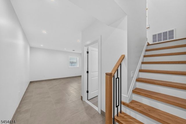 87 Echo Pl, Elmwood Park Boro, NJ 07407