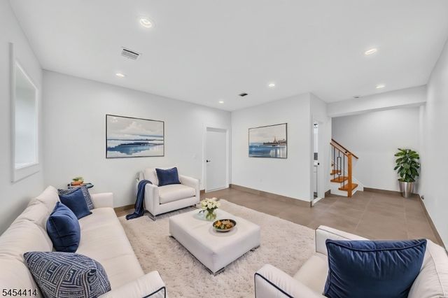 87 Echo Pl, Elmwood Park Boro, NJ 07407
