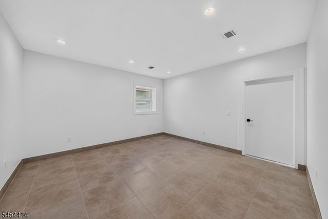 87 Echo Pl, Elmwood Park Boro, NJ 07407