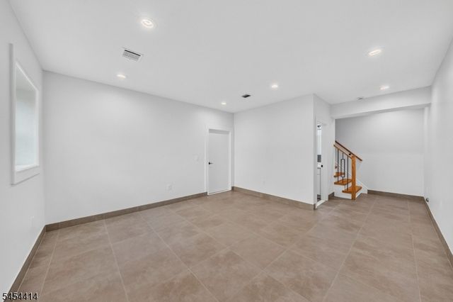 87 Echo Pl, Elmwood Park Boro, NJ 07407