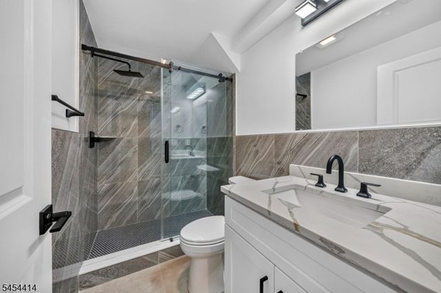 87 Echo Pl, Elmwood Park Boro, NJ 07407