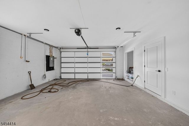 87 Echo Pl, Elmwood Park Boro, NJ 07407