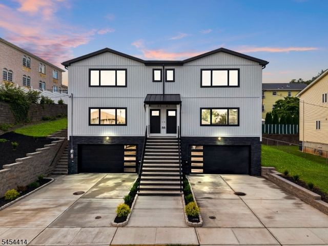 87 Echo Pl, Elmwood Park Boro, NJ 07407