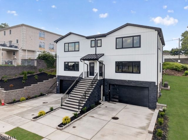 87 Echo Pl, Elmwood Park Boro, NJ 07407