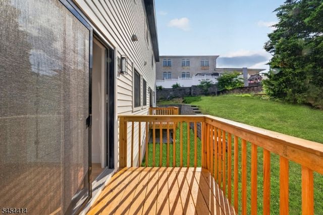 87 Echo Pl, Elmwood Park Boro, NJ 07407
