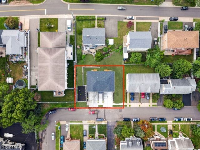 87 Echo Pl, Elmwood Park Boro, NJ 07407