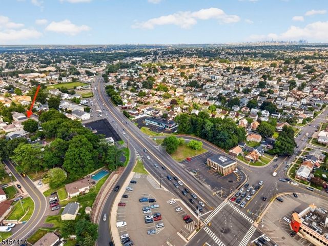87 Echo Pl, Elmwood Park Boro, NJ 07407