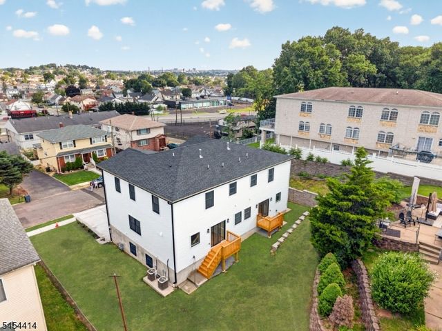 87 Echo Pl, Elmwood Park Boro, NJ 07407