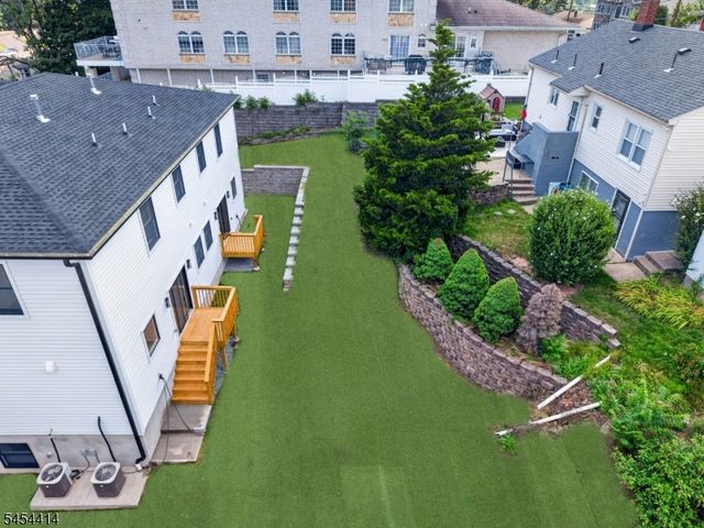 87 Echo Pl, Elmwood Park Boro, NJ 07407