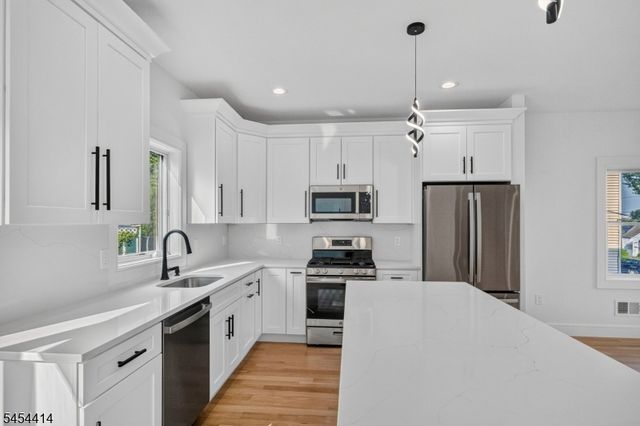 87 Echo Pl, Elmwood Park Boro, NJ 07407