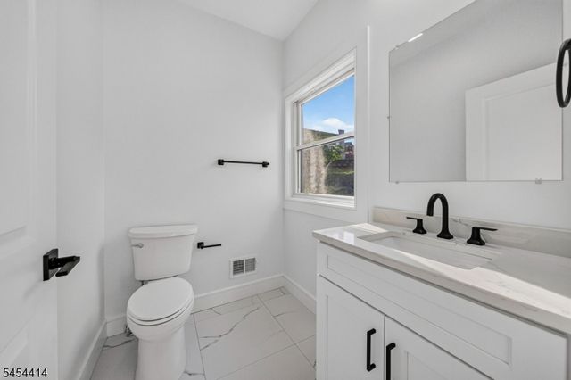 87 Echo Pl, Elmwood Park Boro, NJ 07407