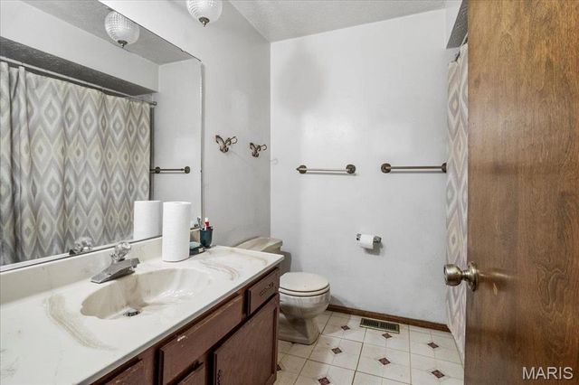 2208 GILLIS Street, Alton, IL 62002