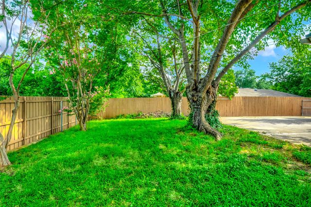 6021 Sycamore Creek Road, Edgecliff Village, TX 76134