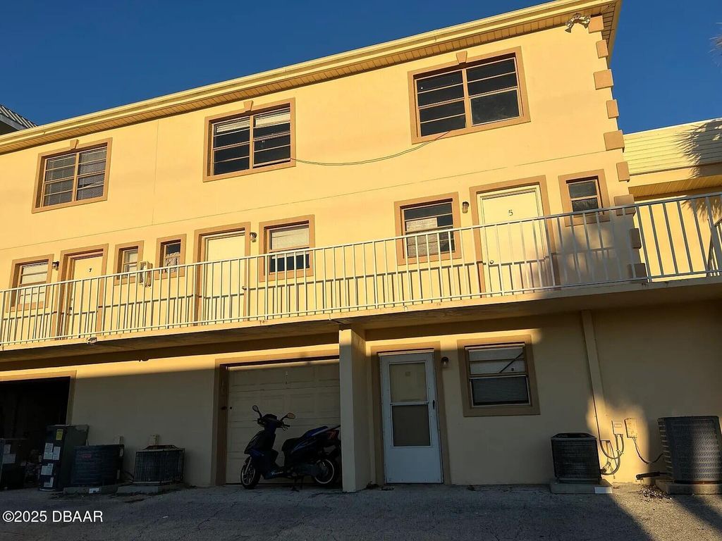 3760 S Atlantic Ave Apt 5, Daytona Beach, FL 32118