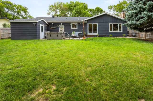 2849 Hickory Street N, Fargo, ND 58102