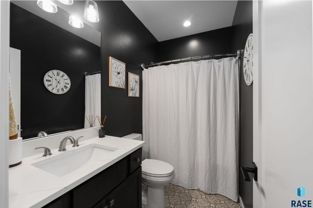 2400 W Trevi Pl Place, Sioux Falls, SD 57108