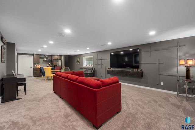2400 W Trevi Pl Place, Sioux Falls, SD 57108